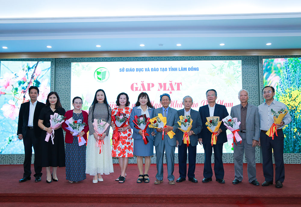 Lãnh đạo Sở GDĐT tặng hoa chúc mừng quý  thầy cô Cựu lãnh đạo Sở GDĐT qua các thời kỳ