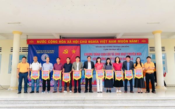 TRƯỜNG THPT NGUYỄN VIẾT XUÂN THAM GIA GIAO LƯU CỤM THI ĐUA SỐ 4
